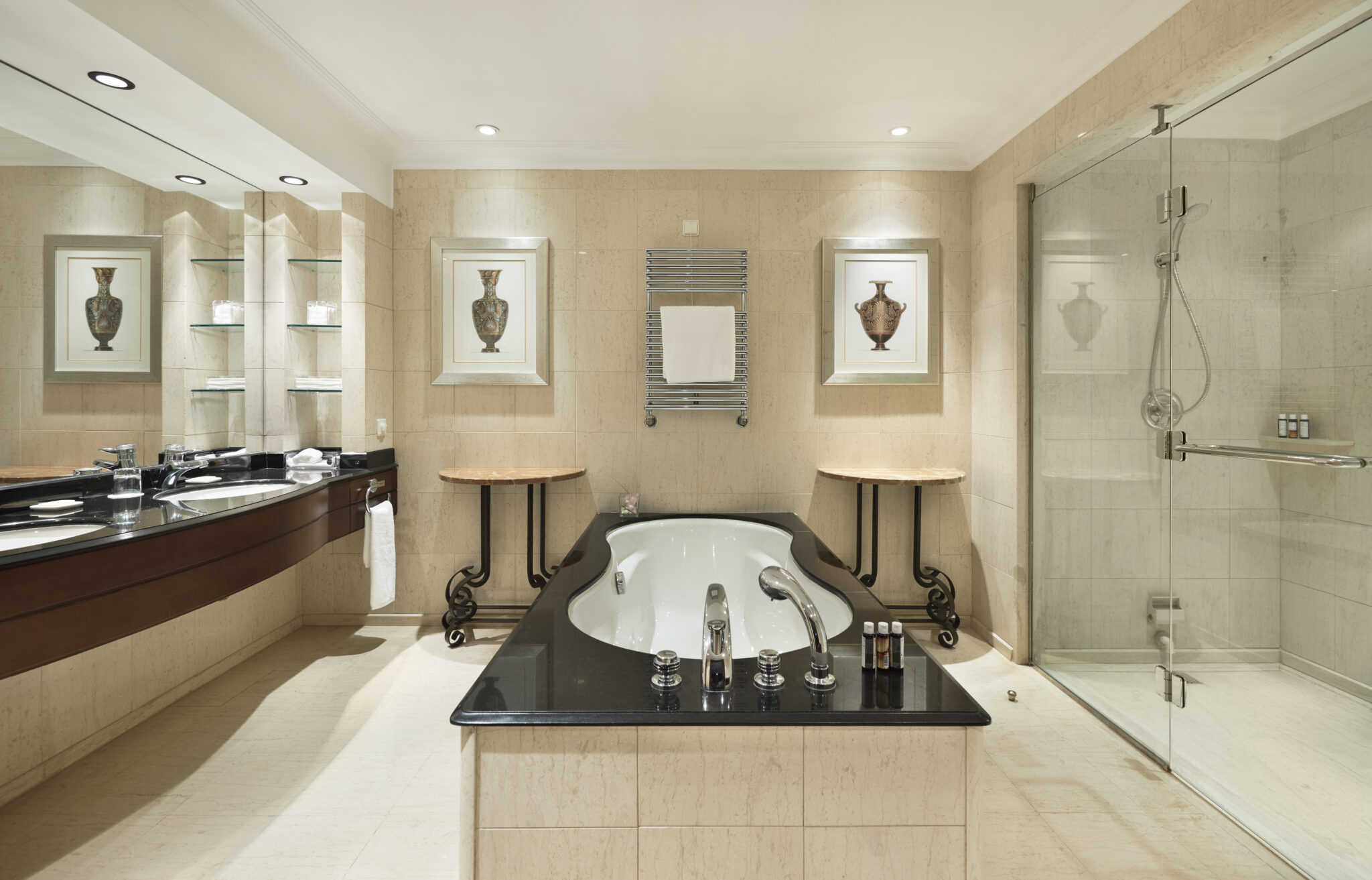 Hyatt-Regency-Thessaloniki-Executive-Suite-bathroom-Μπάνιο